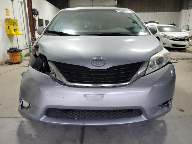 Photo 4 VIN: 5TDKK3DC0DS285388 - TOYOTA SIENNA LE 