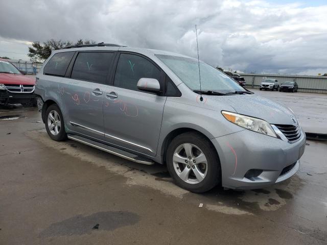 Photo 3 VIN: 5TDKK3DC0DS332290 - TOYOTA SIENNA LE 