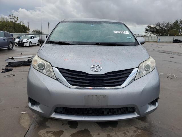 Photo 4 VIN: 5TDKK3DC0DS332290 - TOYOTA SIENNA LE 