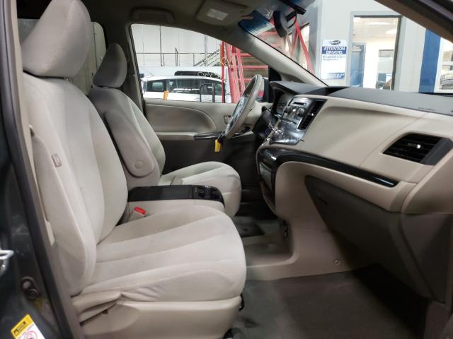 Photo 4 VIN: 5TDKK3DC0DS393929 - TOYOTA SIENNA LE 