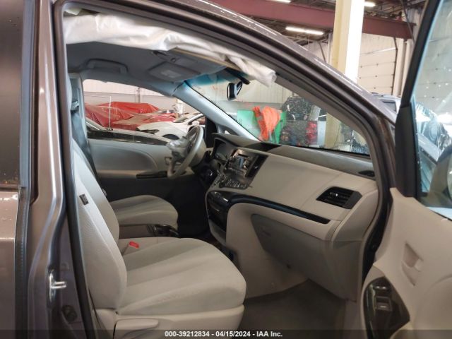 Photo 4 VIN: 5TDKK3DC0ES509888 - TOYOTA SIENNA 