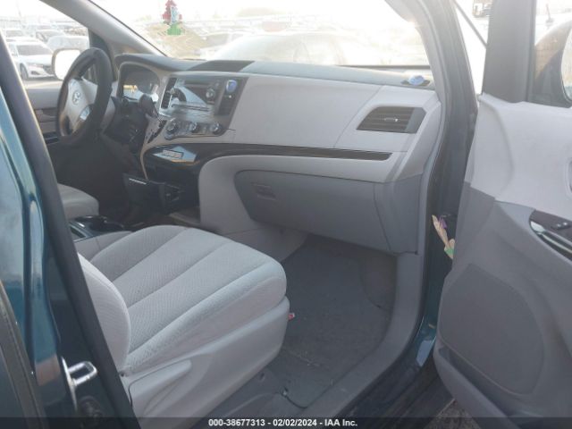 Photo 4 VIN: 5TDKK3DC1BS001876 - TOYOTA SIENNA 