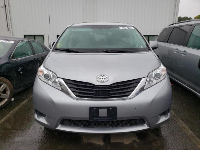 Photo 4 VIN: 5TDKK3DC1BS028026 - TOYOTA SIENNA LE 