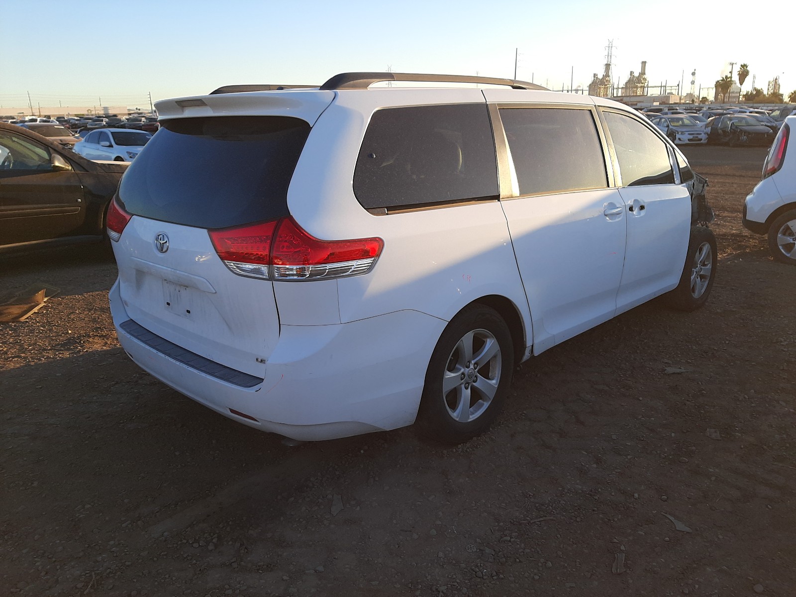 Photo 3 VIN: 5TDKK3DC1BS080188 - TOYOTA SIENNA LE 