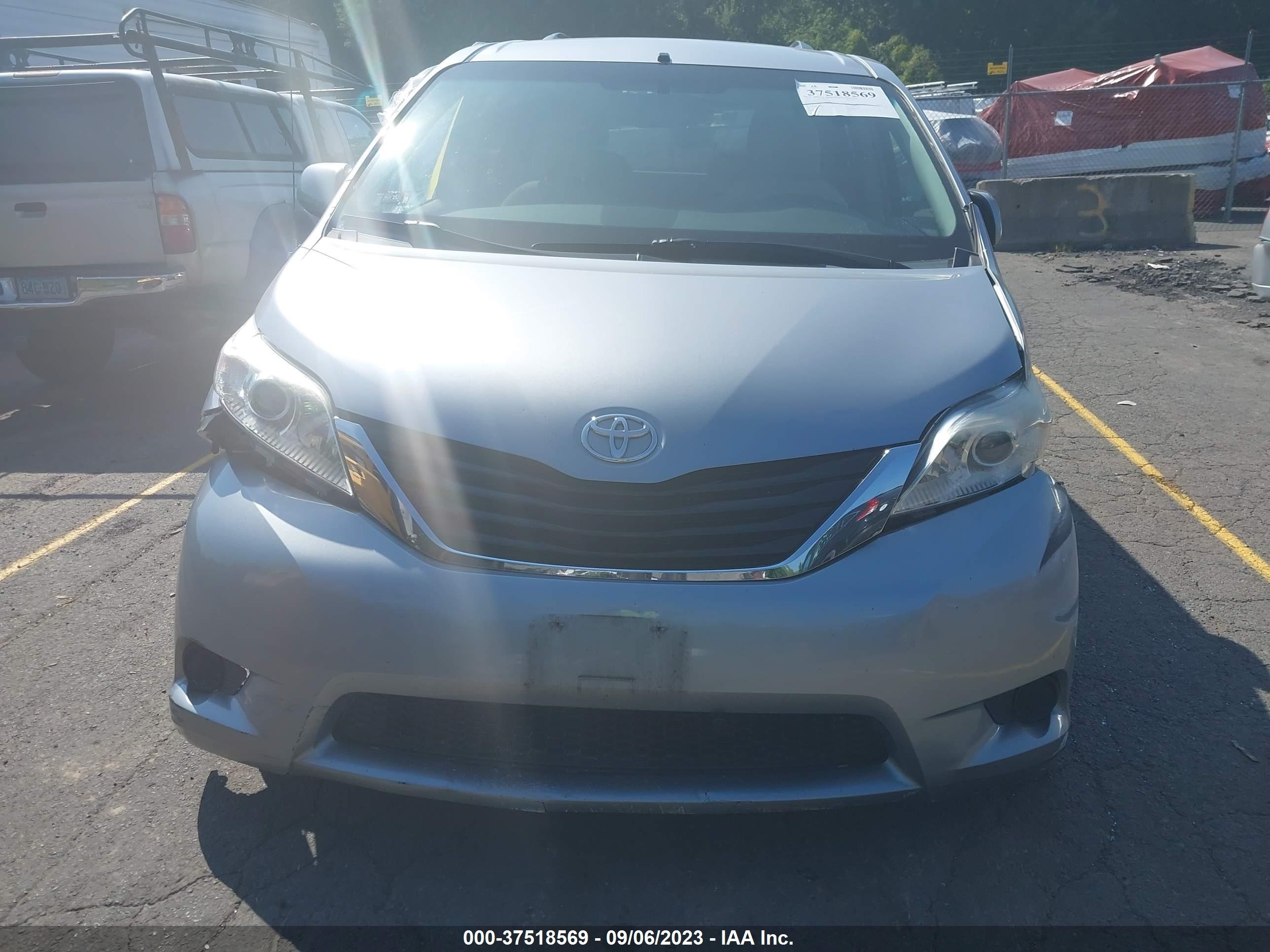 Photo 12 VIN: 5TDKK3DC1CS206325 - TOYOTA SIENNA 