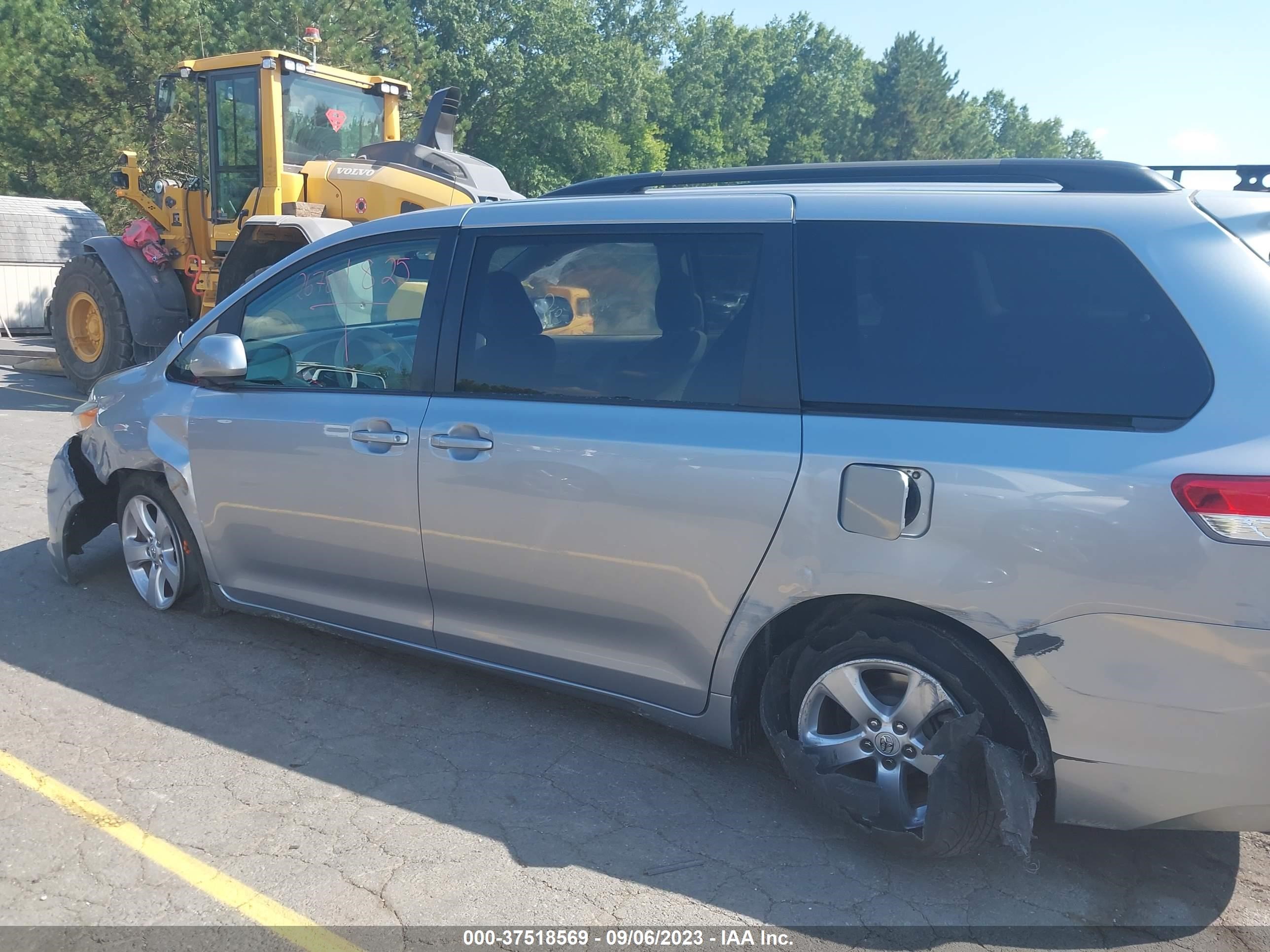 Photo 14 VIN: 5TDKK3DC1CS206325 - TOYOTA SIENNA 