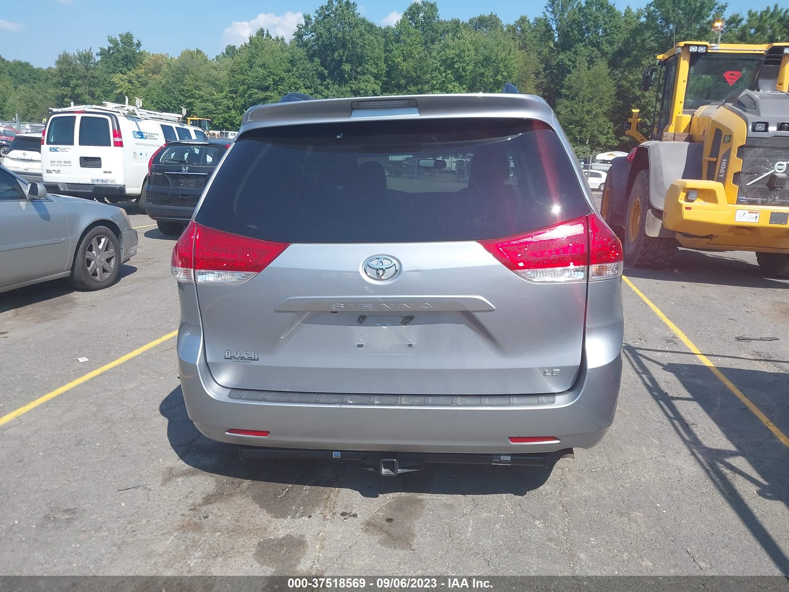 Photo 16 VIN: 5TDKK3DC1CS206325 - TOYOTA SIENNA 