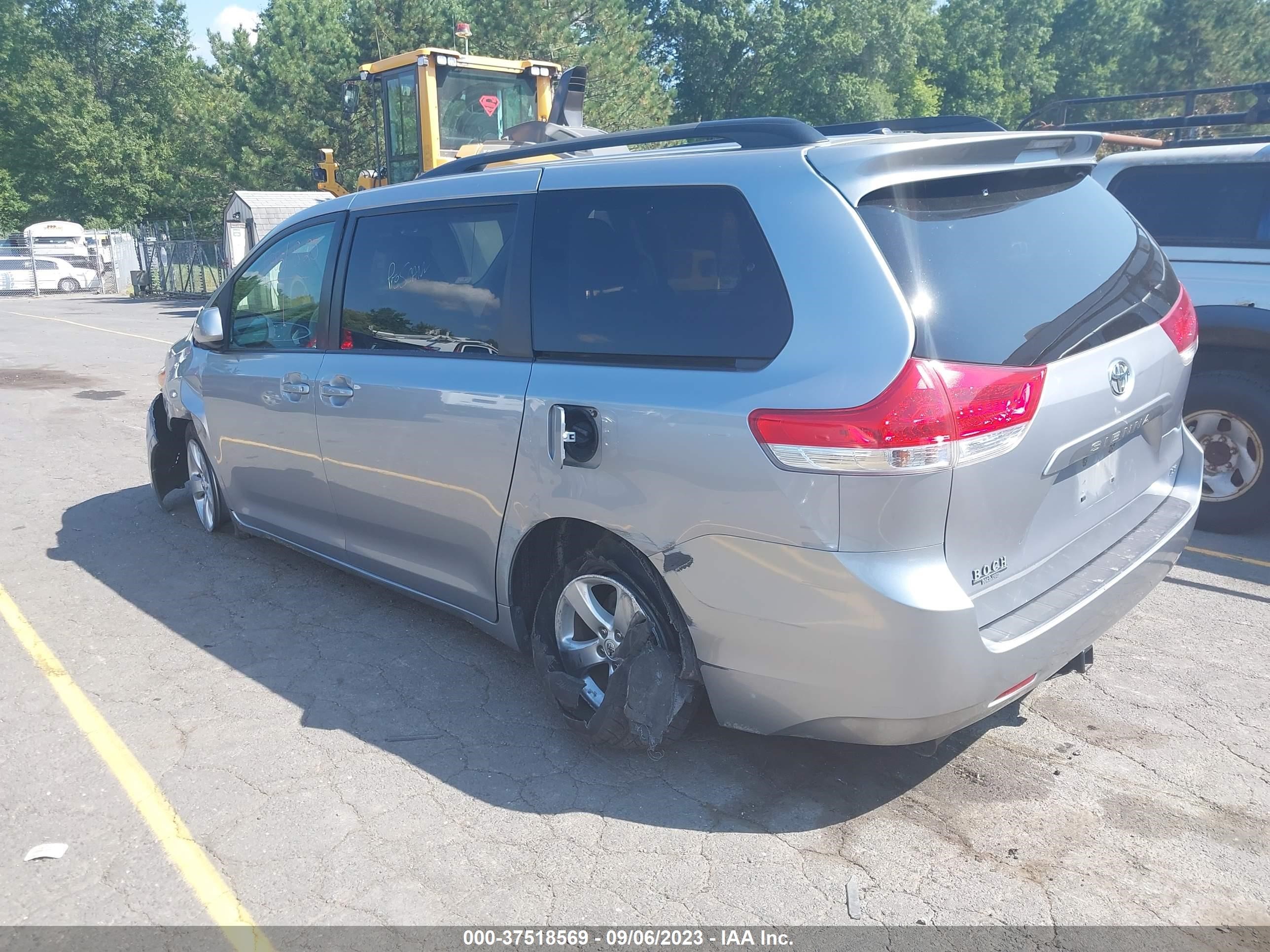 Photo 2 VIN: 5TDKK3DC1CS206325 - TOYOTA SIENNA 