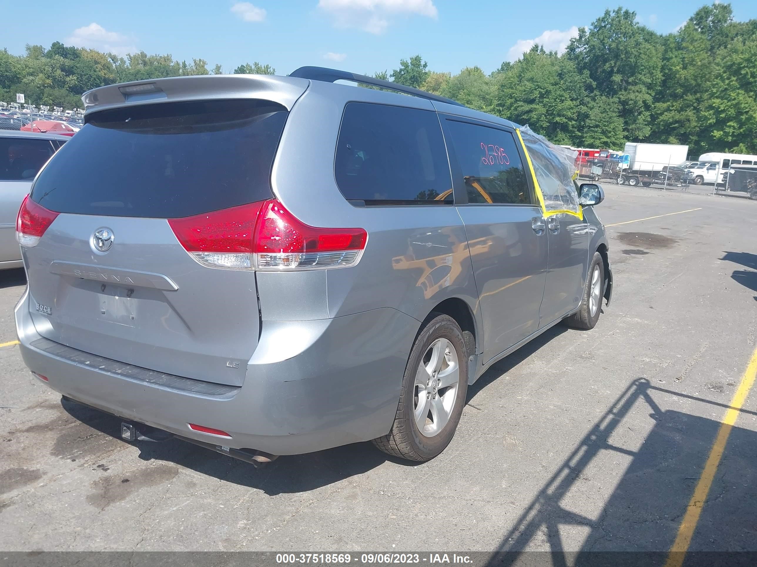 Photo 3 VIN: 5TDKK3DC1CS206325 - TOYOTA SIENNA 