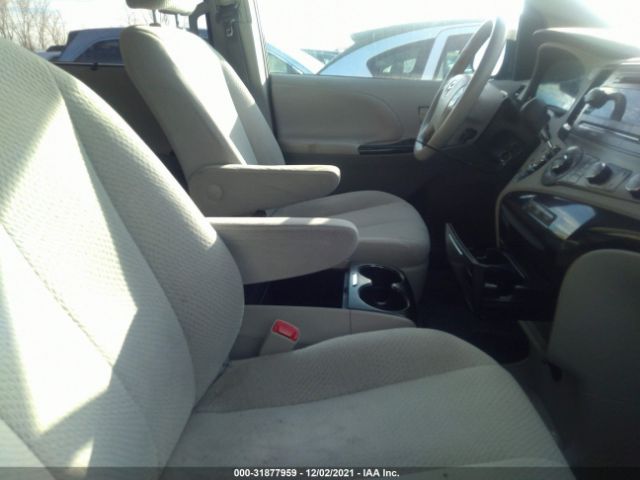 Photo 4 VIN: 5TDKK3DC1CS210505 - TOYOTA SIENNA 