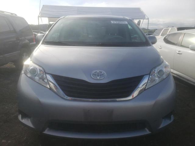 Photo 4 VIN: 5TDKK3DC1CS230687 - TOYOTA SIENNA LE 