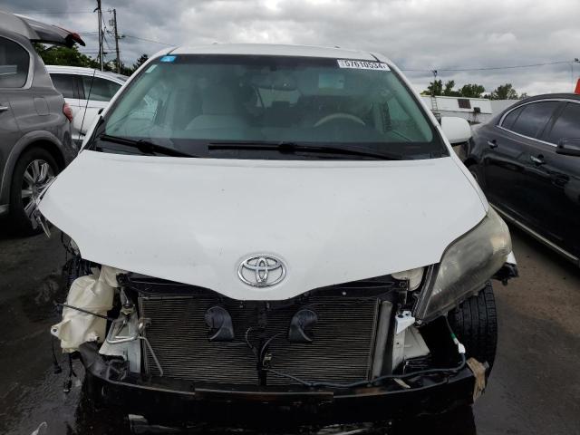 Photo 4 VIN: 5TDKK3DC1CS240006 - TOYOTA SIENNA LE 