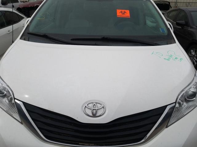 Photo 6 VIN: 5TDKK3DC1DS291216 - TOYOTA SIENNA LE 