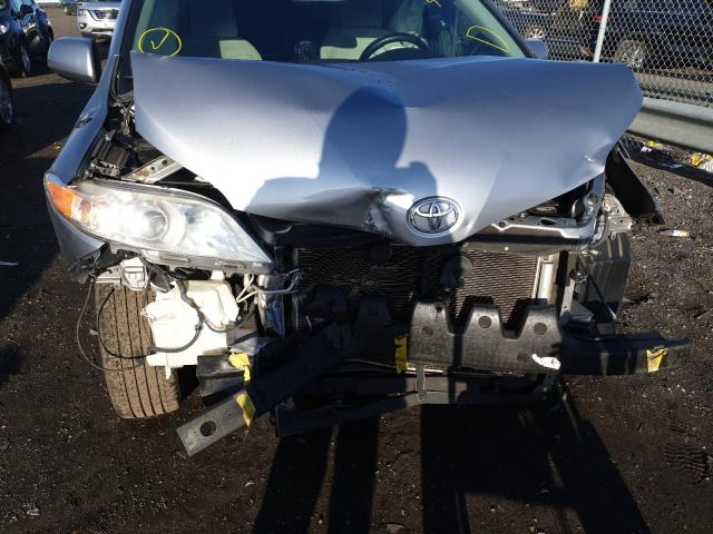 Photo 6 VIN: 5TDKK3DC1DS298635 - TOYOTA SIENNA LE 