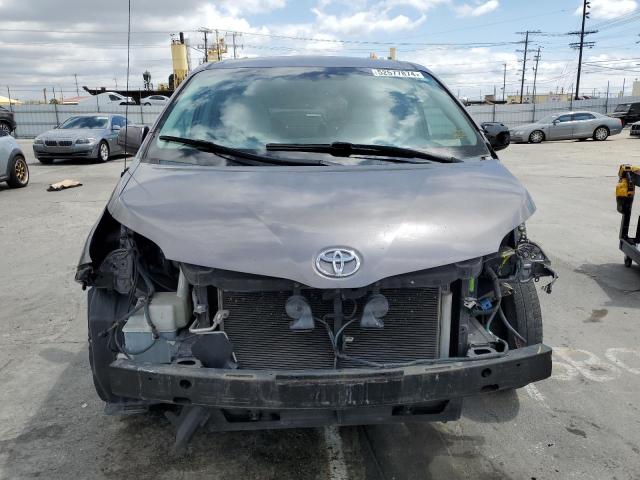 Photo 4 VIN: 5TDKK3DC1DS326529 - TOYOTA SIENNA LE 