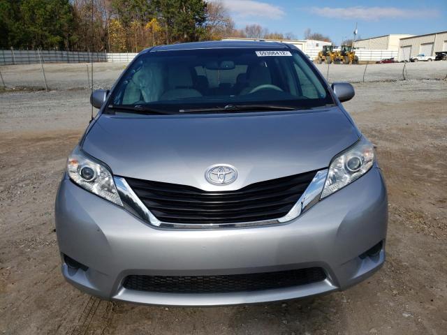 Photo 4 VIN: 5TDKK3DC1DS358672 - TOYOTA SIENNA LE 