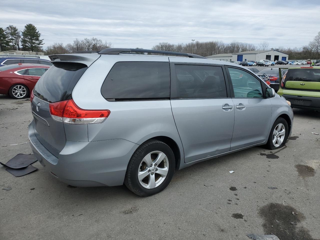 Photo 2 VIN: 5TDKK3DC1DS361264 - TOYOTA SIENNA 