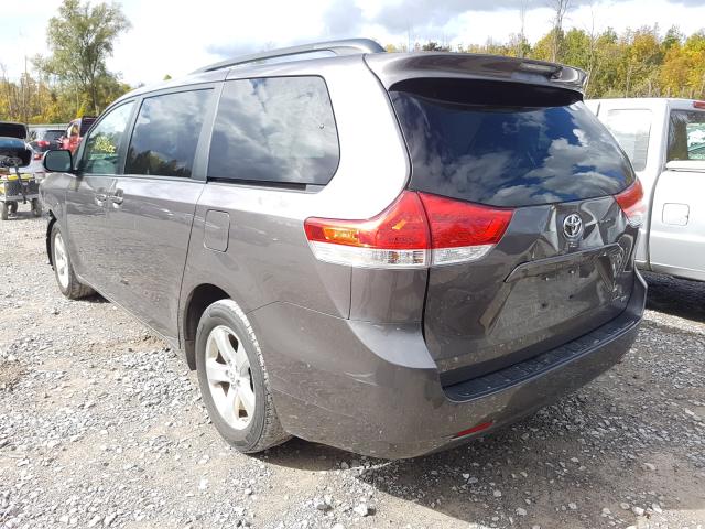 Photo 2 VIN: 5TDKK3DC1DS395365 - TOYOTA SIENNA LE 