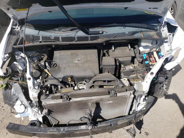 Photo 6 VIN: 5TDKK3DC1ES469031 - TOYOTA SIENNA LE 