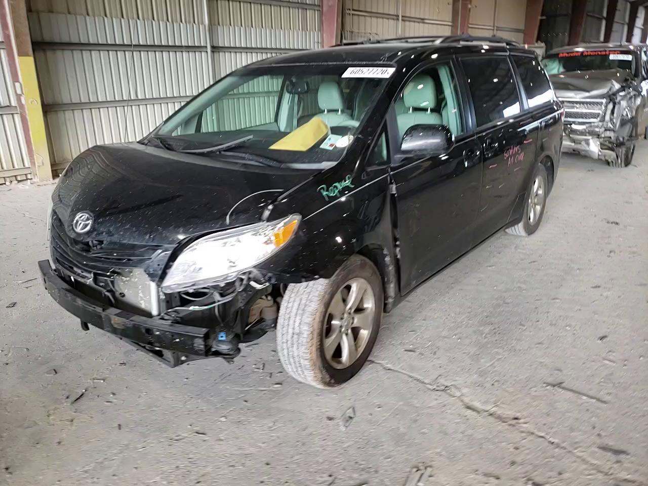 Photo 10 VIN: 5TDKK3DC1ES506563 - TOYOTA SIENNA LE 