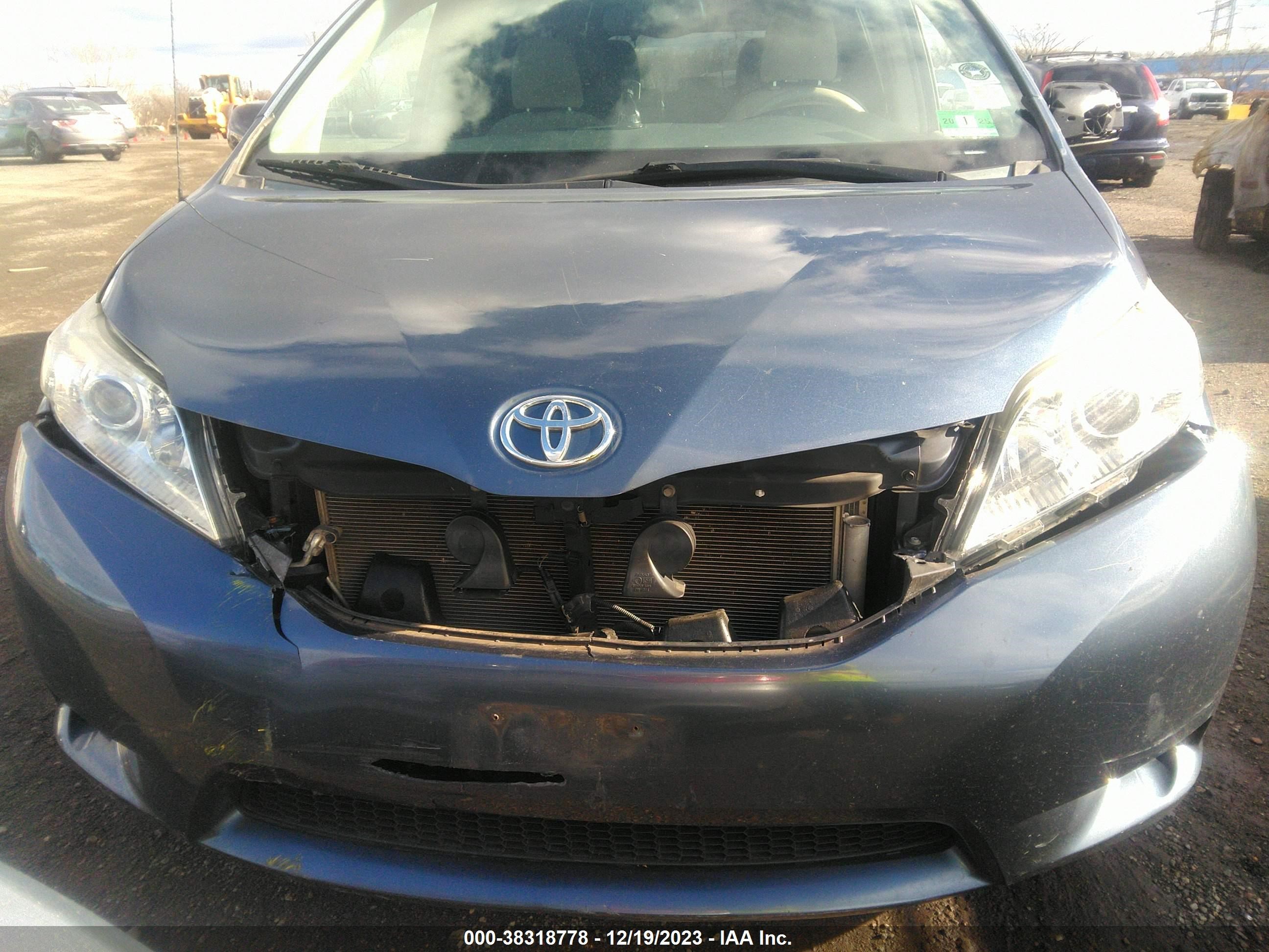 Photo 11 VIN: 5TDKK3DC1ES519443 - TOYOTA SIENNA 