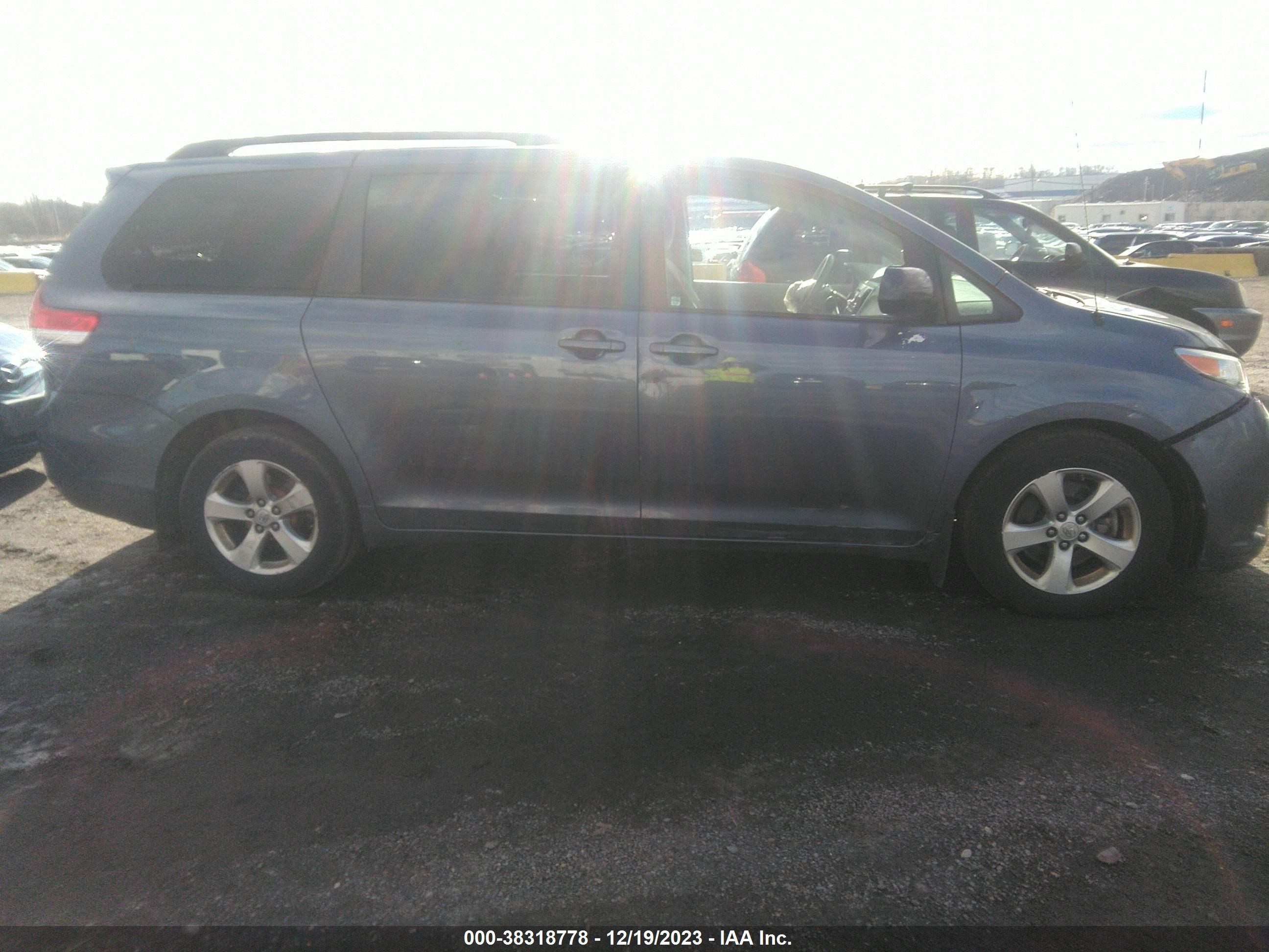 Photo 12 VIN: 5TDKK3DC1ES519443 - TOYOTA SIENNA 