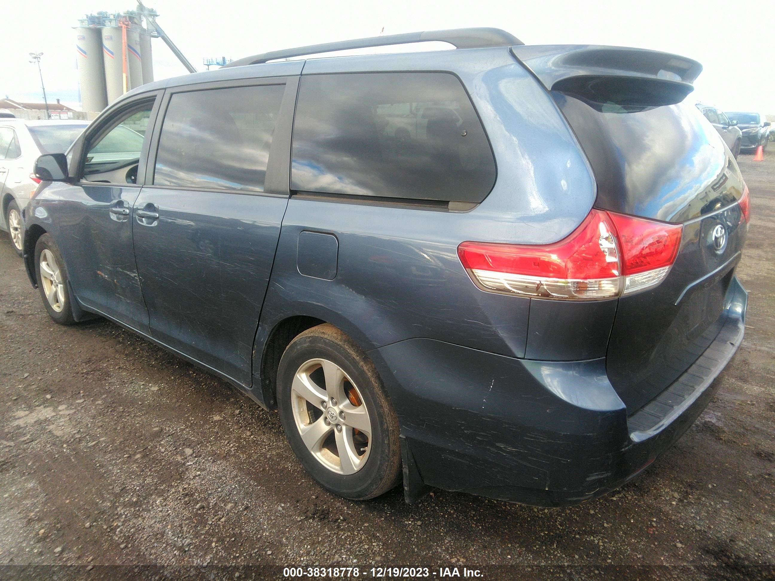 Photo 2 VIN: 5TDKK3DC1ES519443 - TOYOTA SIENNA 