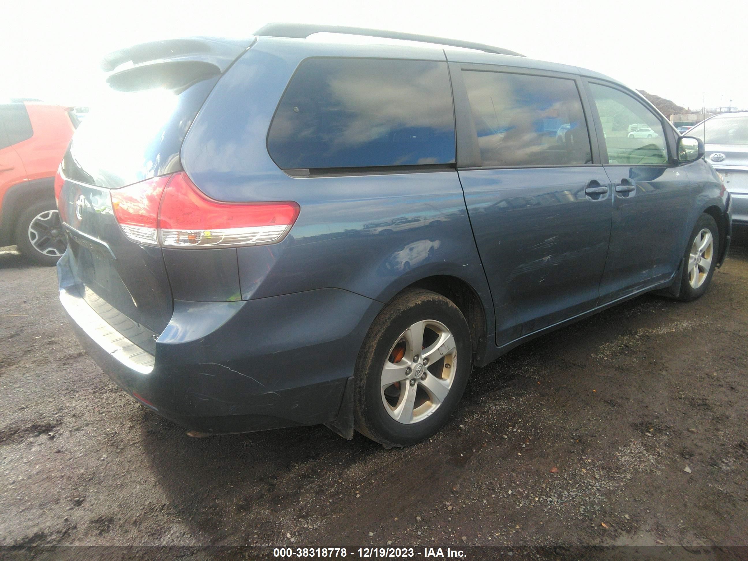 Photo 3 VIN: 5TDKK3DC1ES519443 - TOYOTA SIENNA 