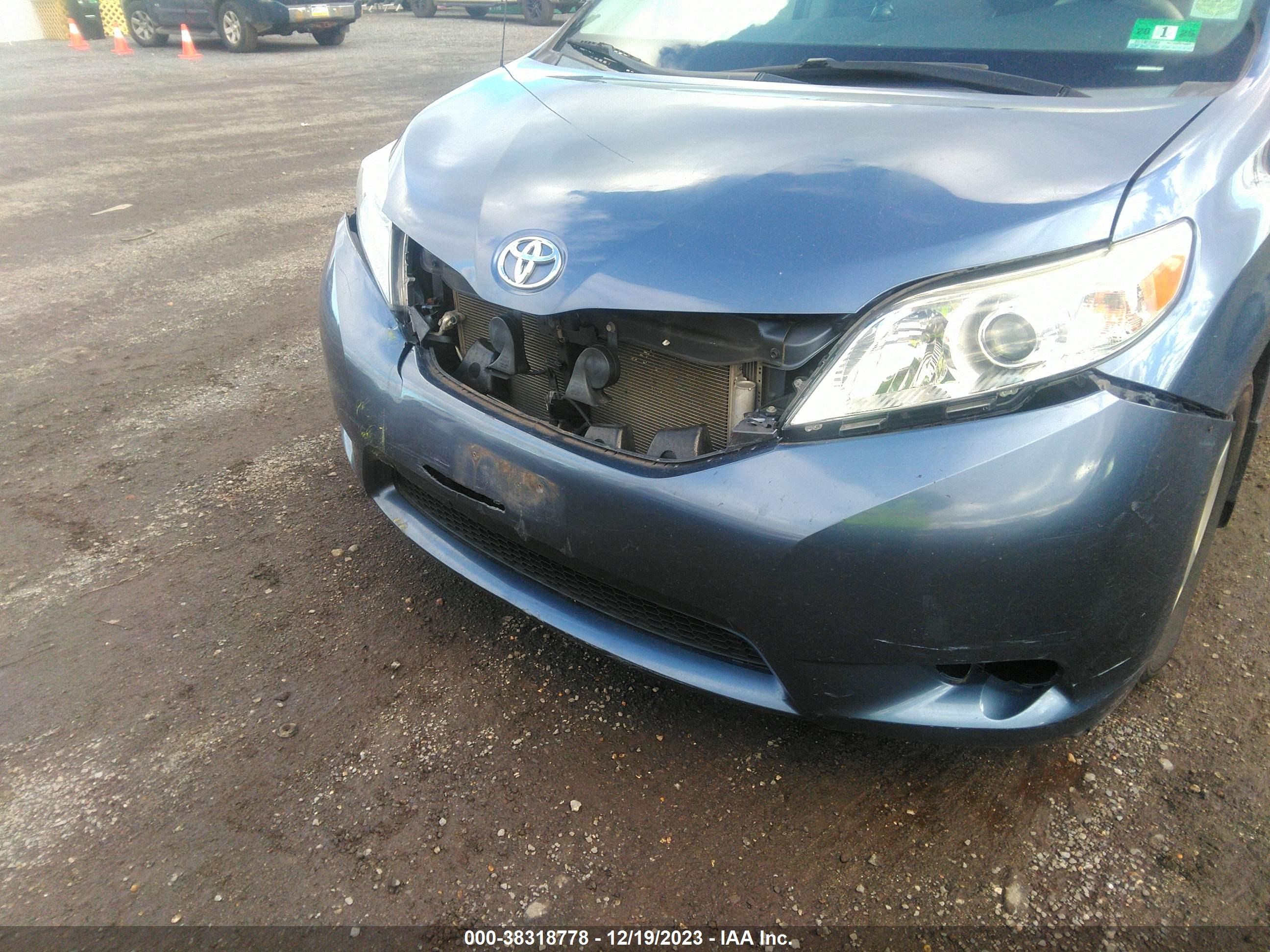 Photo 5 VIN: 5TDKK3DC1ES519443 - TOYOTA SIENNA 