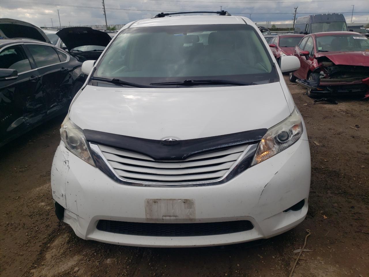 Photo 4 VIN: 5TDKK3DC1FS651667 - TOYOTA SIENNA 