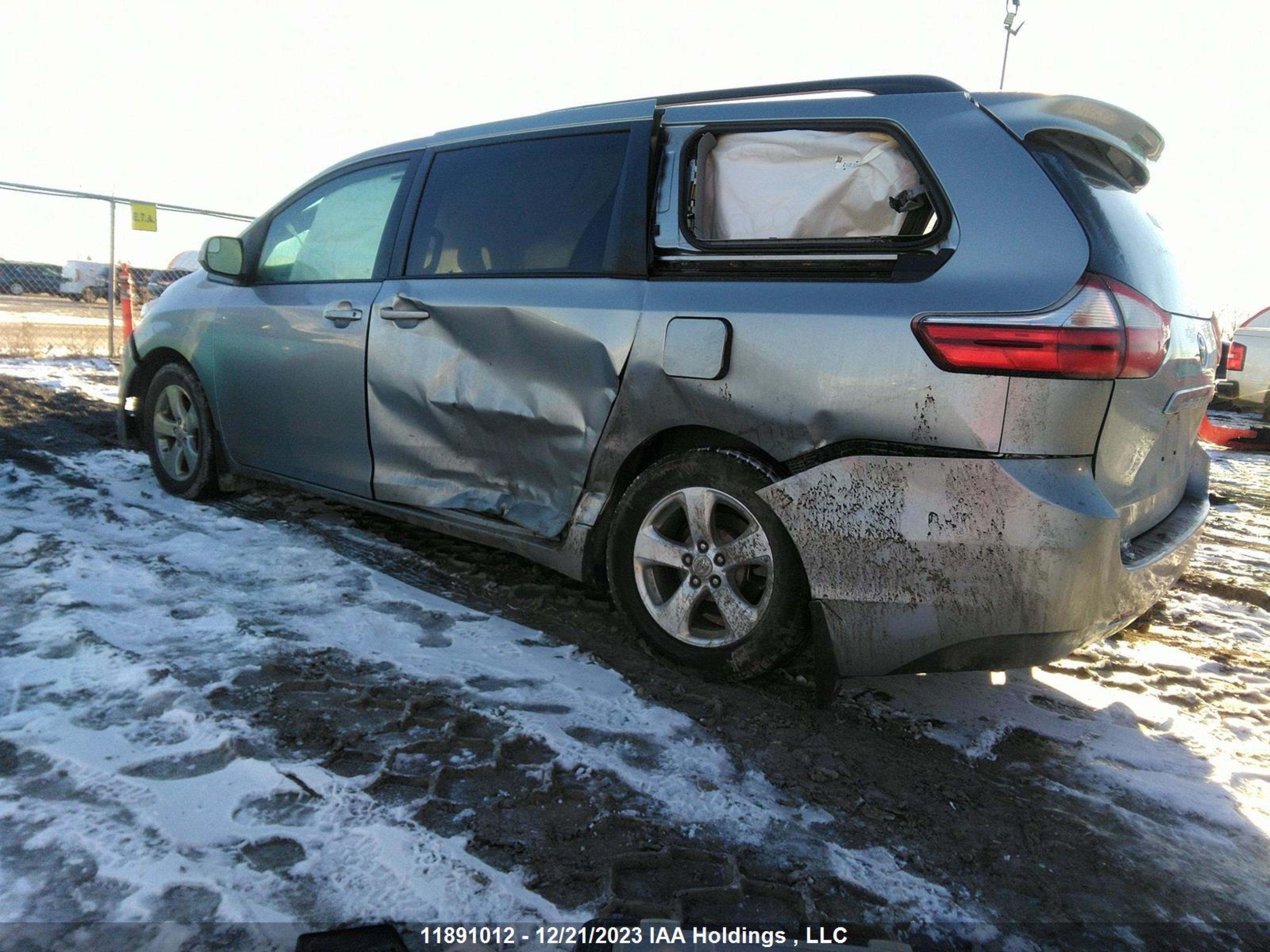 Photo 2 VIN: 5TDKK3DC1GS705339 - TOYOTA SIENNA 