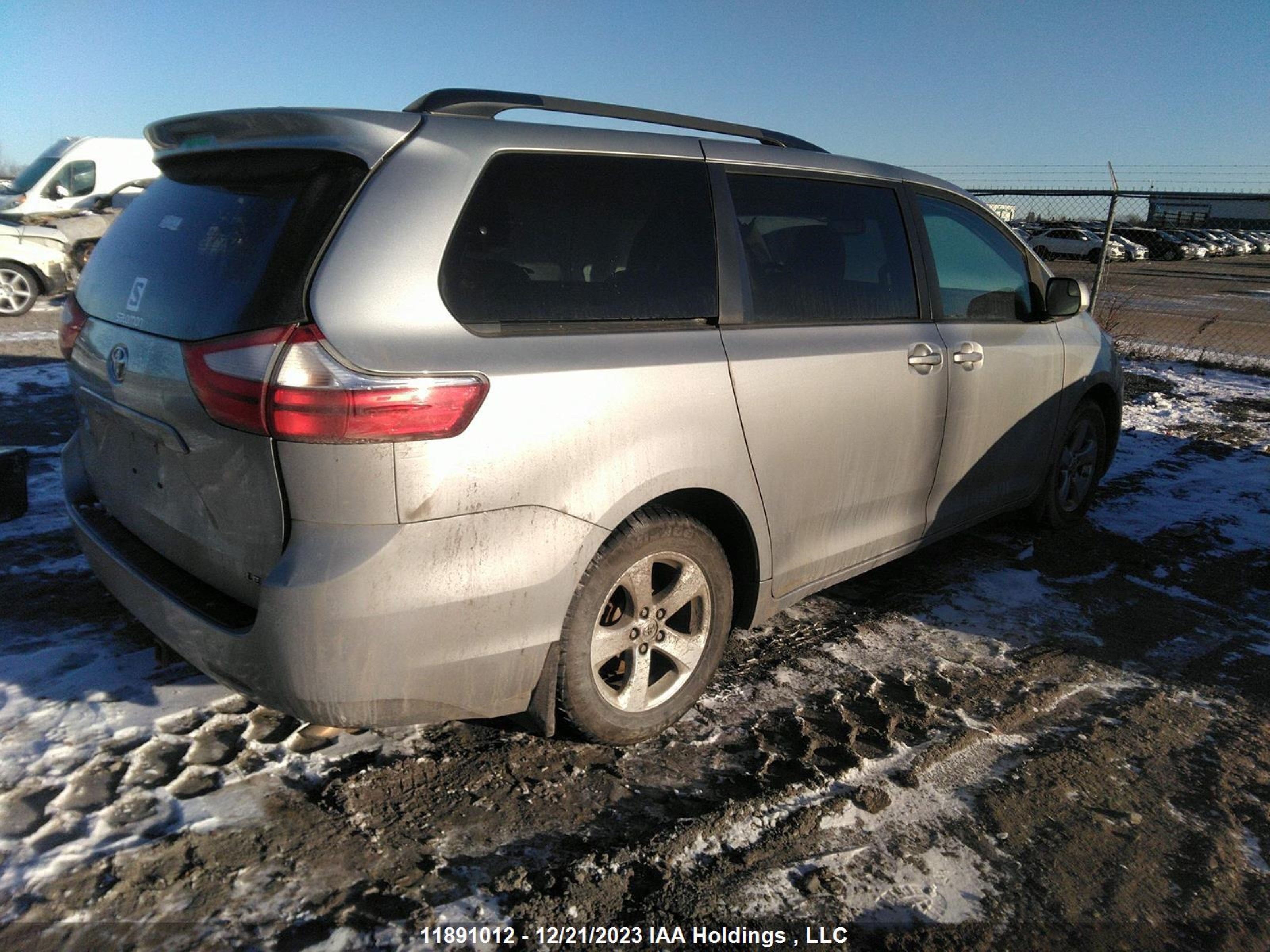 Photo 3 VIN: 5TDKK3DC1GS705339 - TOYOTA SIENNA 