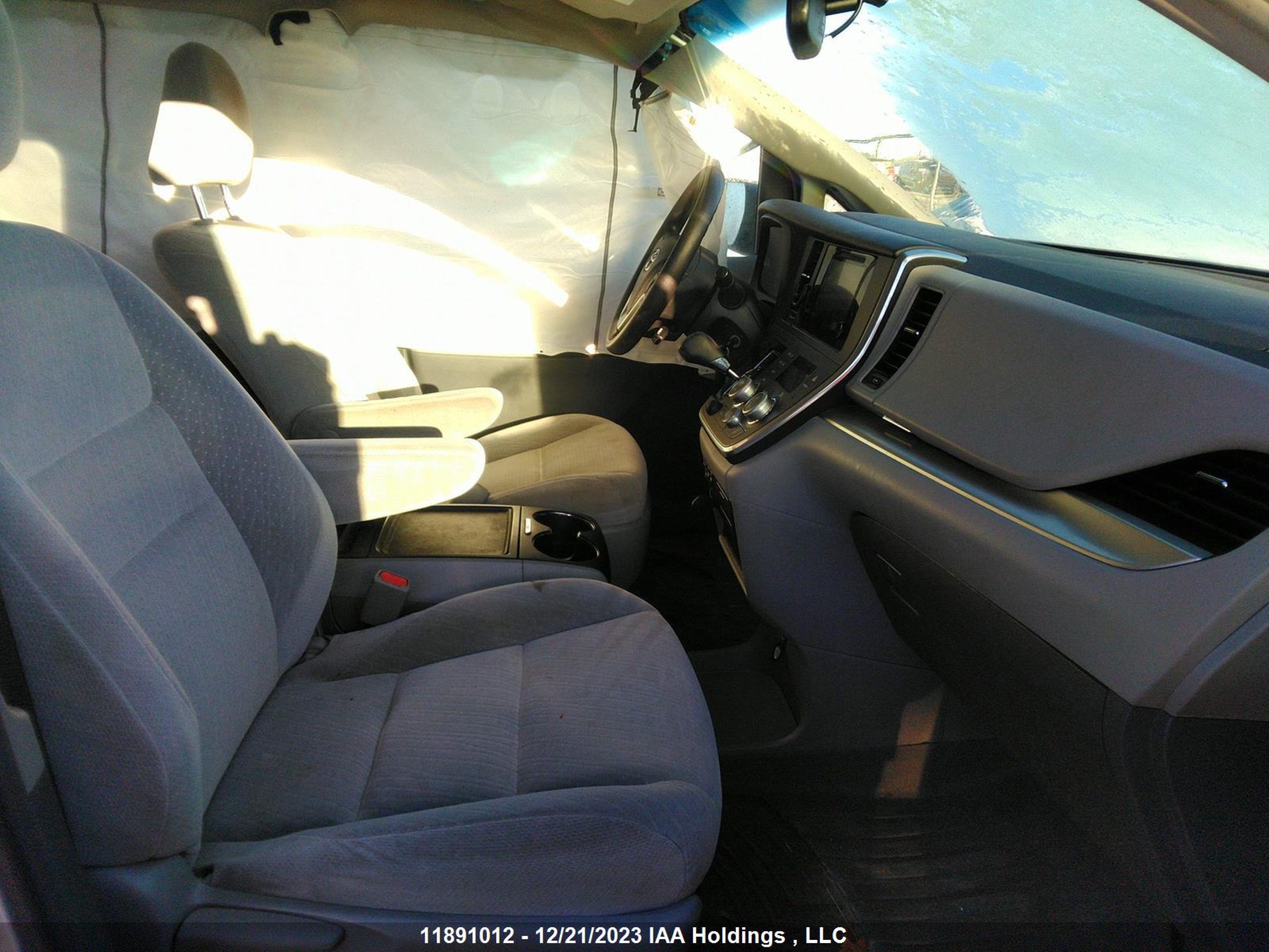 Photo 4 VIN: 5TDKK3DC1GS705339 - TOYOTA SIENNA 