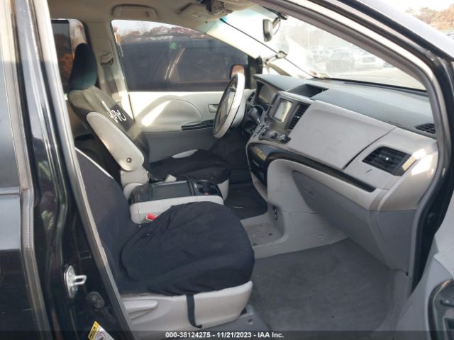 Photo 4 VIN: 5TDKK3DC2BS021747 - TOYOTA SIENNA 