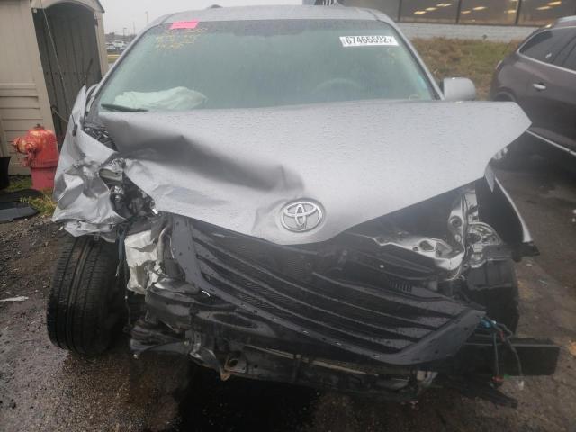 Photo 4 VIN: 5TDKK3DC2BS027578 - TOYOTA SIENNA LE 