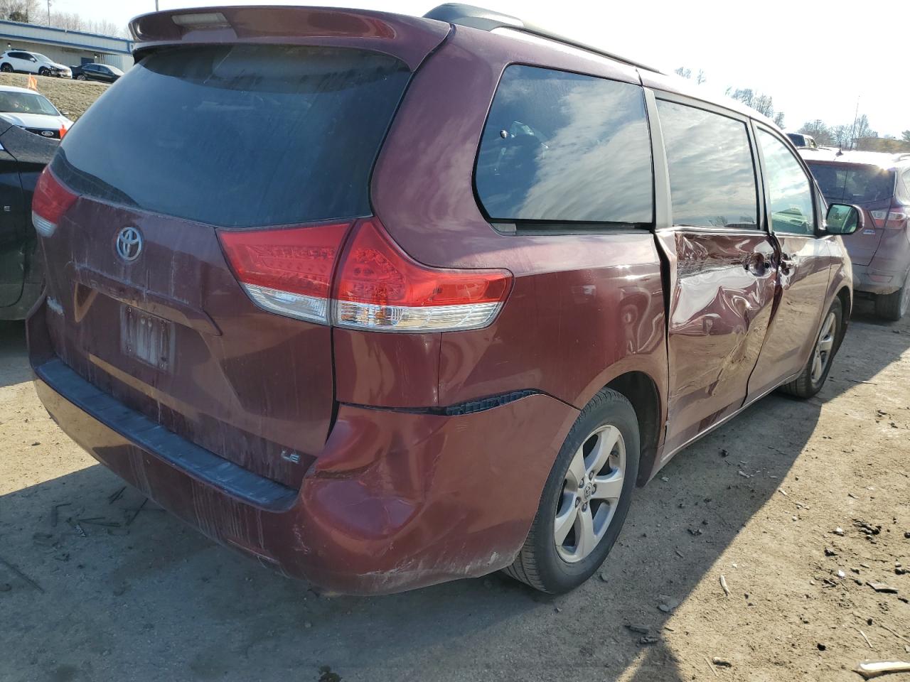 Photo 2 VIN: 5TDKK3DC2BS059415 - TOYOTA SIENNA 