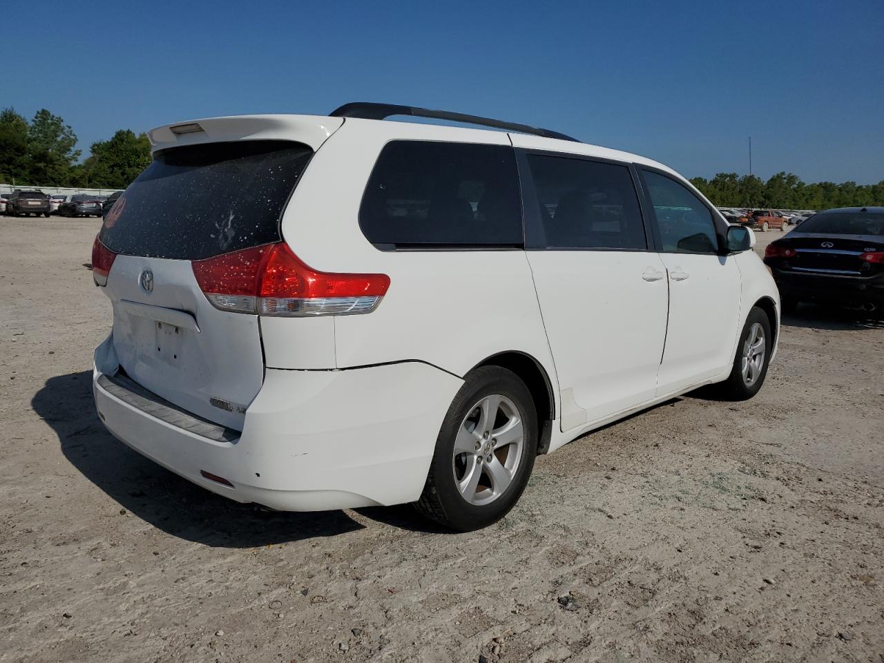 Photo 2 VIN: 5TDKK3DC2BS093497 - TOYOTA SIENNA 