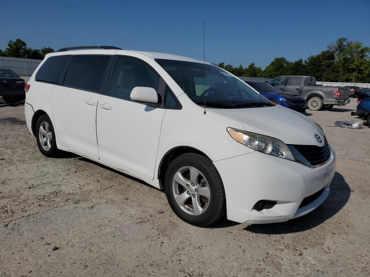 Photo 3 VIN: 5TDKK3DC2BS093497 - TOYOTA SIENNA 