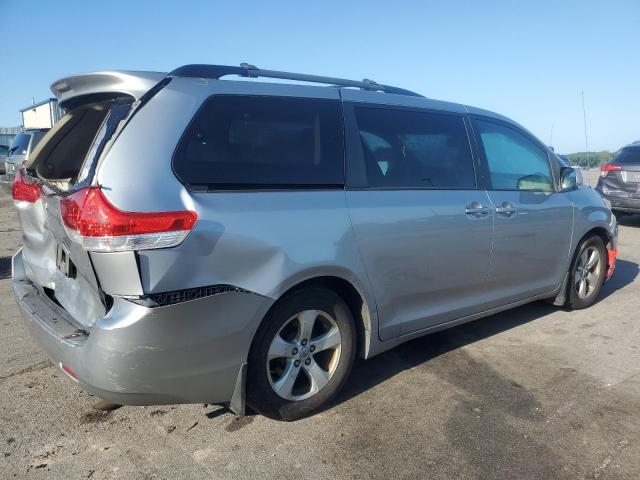 Photo 2 VIN: 5TDKK3DC2BS095041 - TOYOTA SIENNA LE 