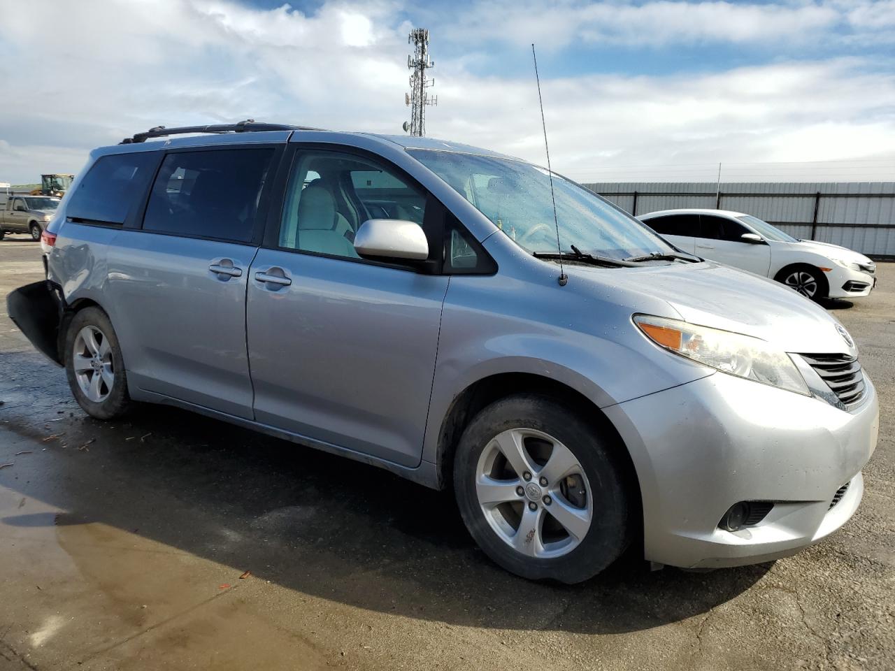 Photo 3 VIN: 5TDKK3DC2BS114428 - TOYOTA SIENNA 