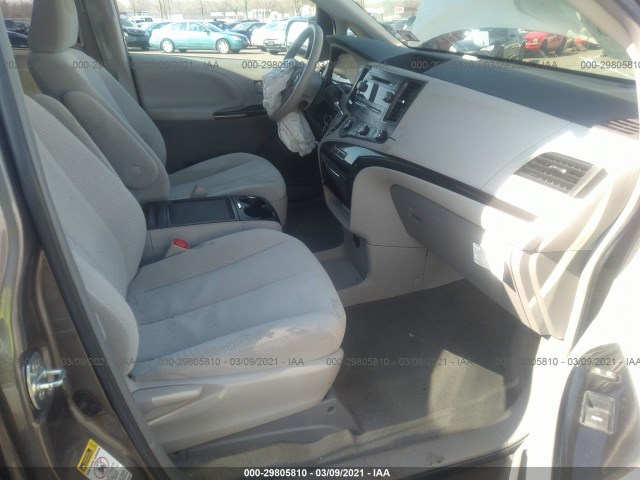 Photo 4 VIN: 5TDKK3DC2CS190958 - TOYOTA SIENNA 