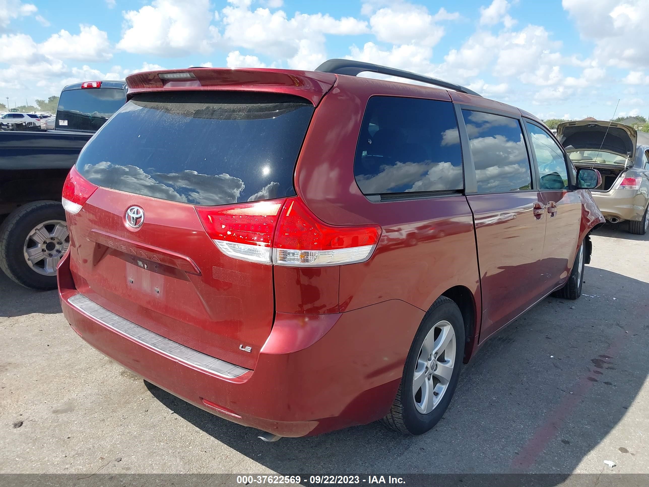 Photo 3 VIN: 5TDKK3DC2CS197974 - TOYOTA SIENNA 