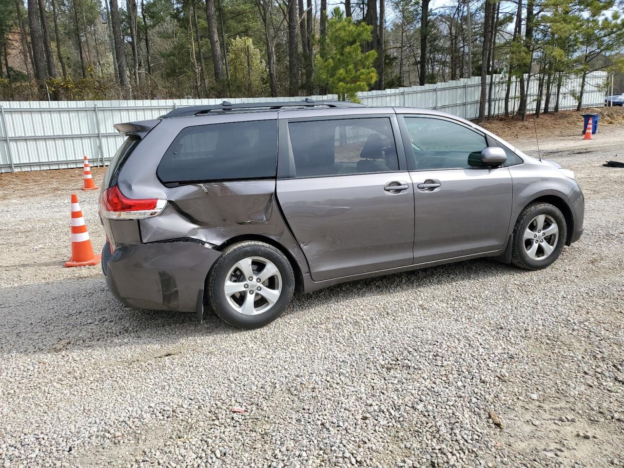 Photo 2 VIN: 5TDKK3DC2CS199000 - TOYOTA SIENNA 