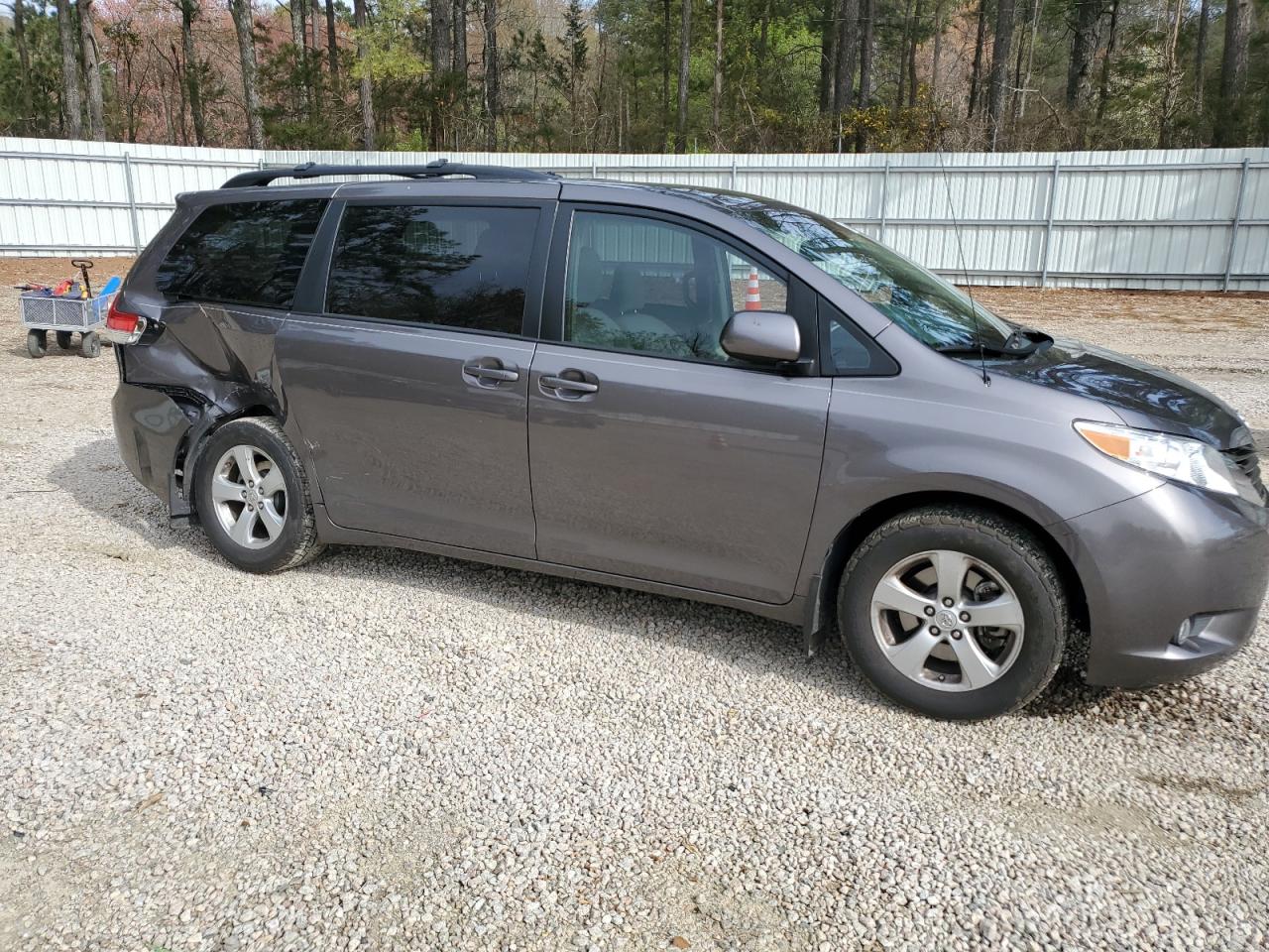 Photo 3 VIN: 5TDKK3DC2CS199000 - TOYOTA SIENNA 