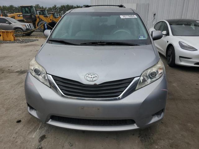 Photo 4 VIN: 5TDKK3DC2DS299308 - TOYOTA SIENNA LE 