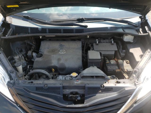 Photo 6 VIN: 5TDKK3DC2DS305057 - TOYOTA SIENNA LE 