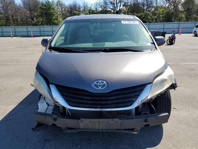 Photo 4 VIN: 5TDKK3DC2DS313420 - TOYOTA SIENNA LE 