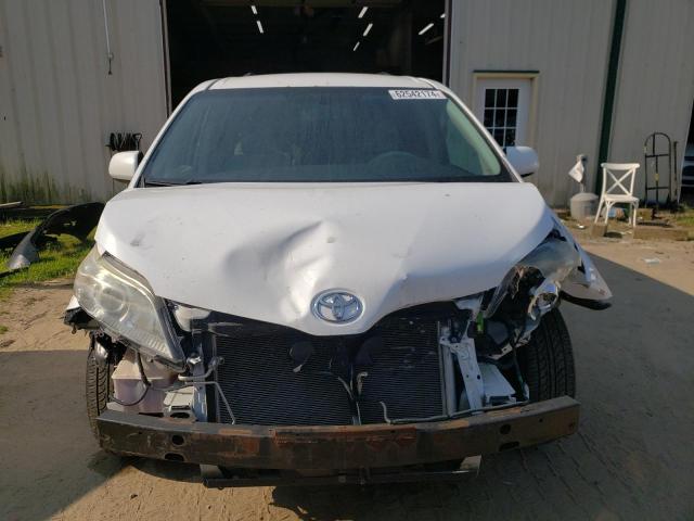 Photo 4 VIN: 5TDKK3DC2DS356557 - TOYOTA SIENNA LE 