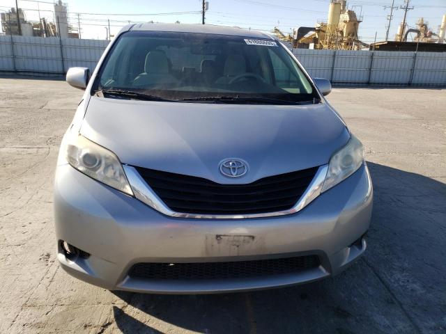 Photo 4 VIN: 5TDKK3DC2DS381779 - TOYOTA SIENNA LE 