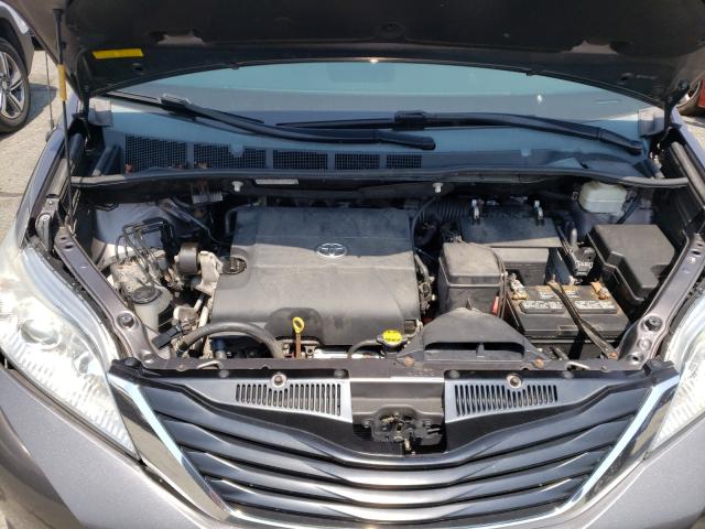 Photo 6 VIN: 5TDKK3DC2DS389798 - TOYOTA SIENNA LE 